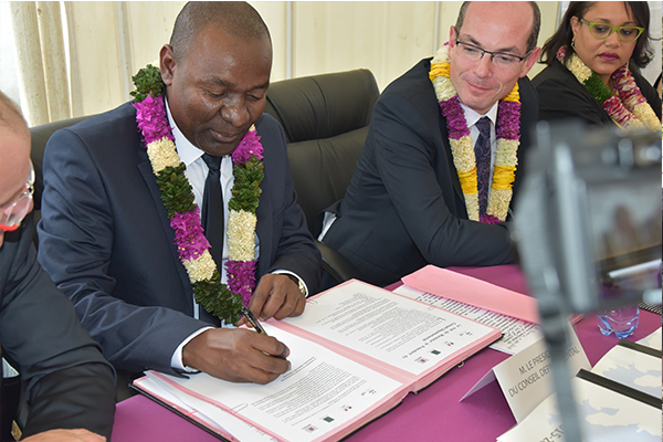 Signature du Contrat de ville de Bouéni, Kani-Kéli  et Chirongui